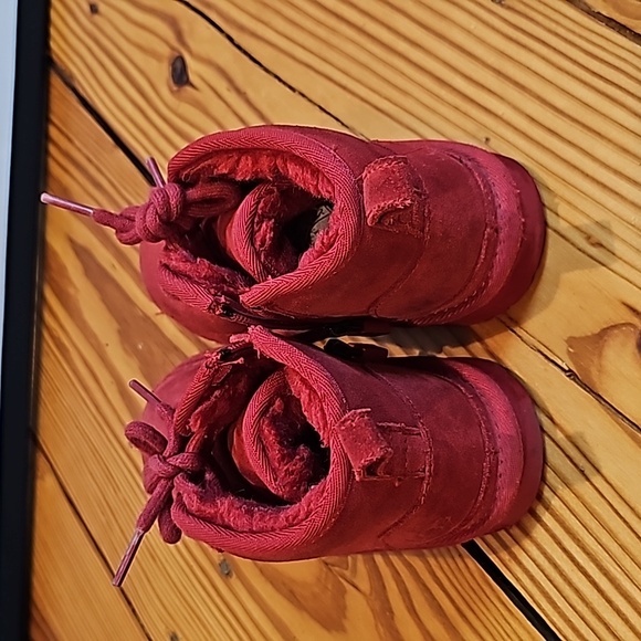 Ugg Neumel II Boot, Red, Toddler Size 10 - Picture 3 of 7